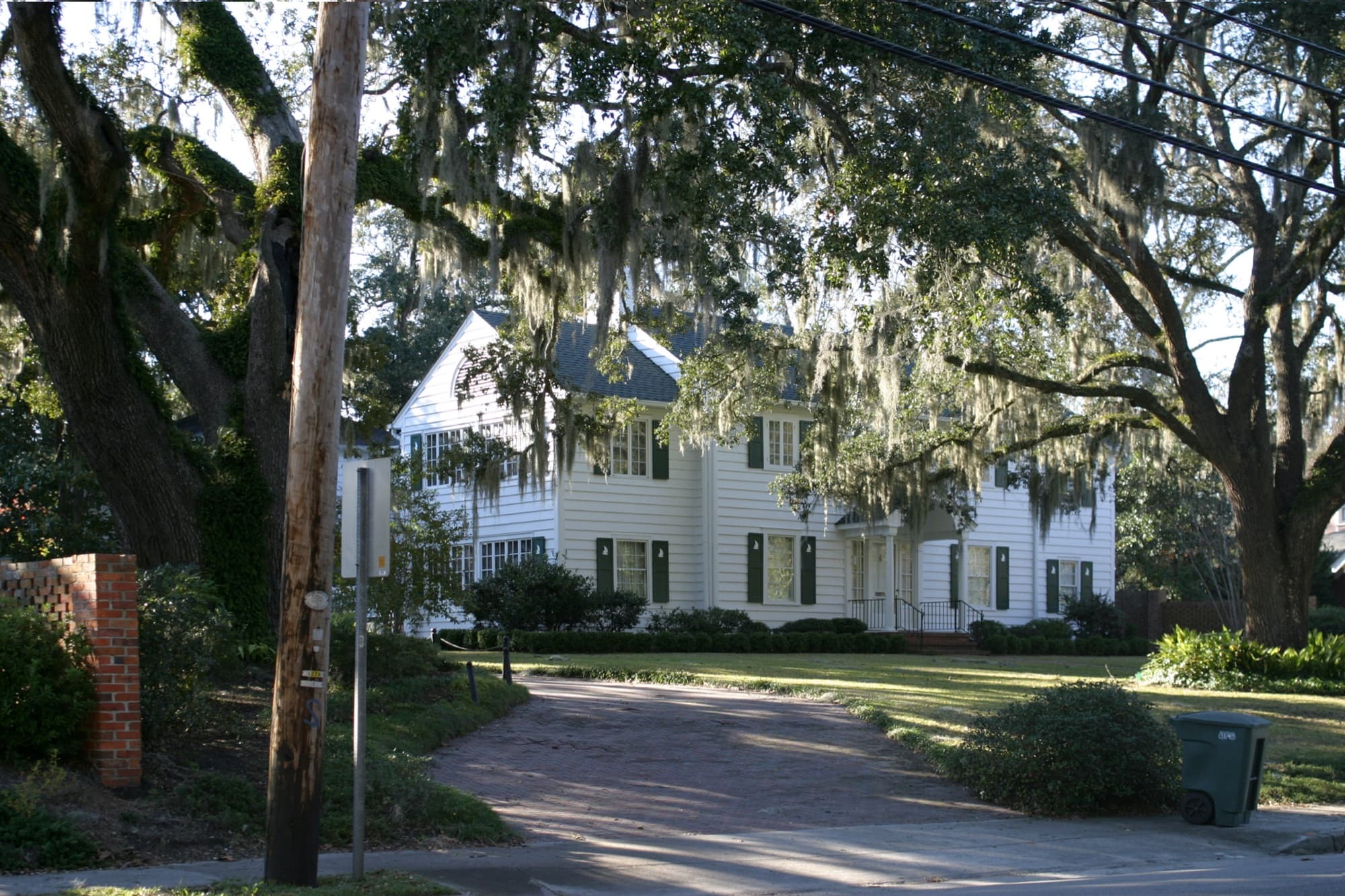 A historic home beneath moss-draped oaks in Conway, South Carolina